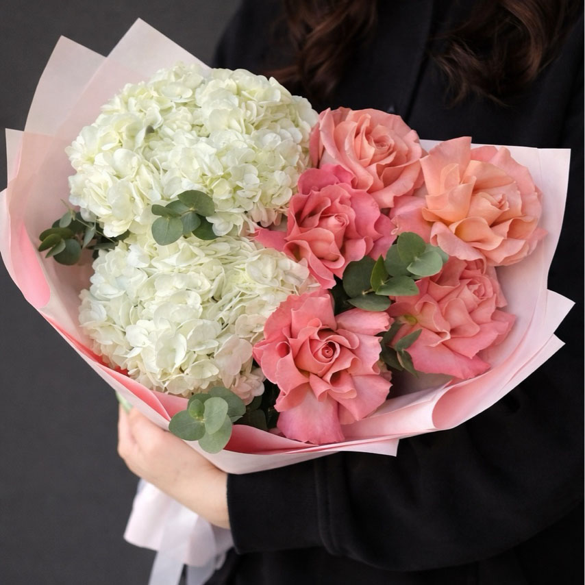 Букет с 5 розами и гортензиями