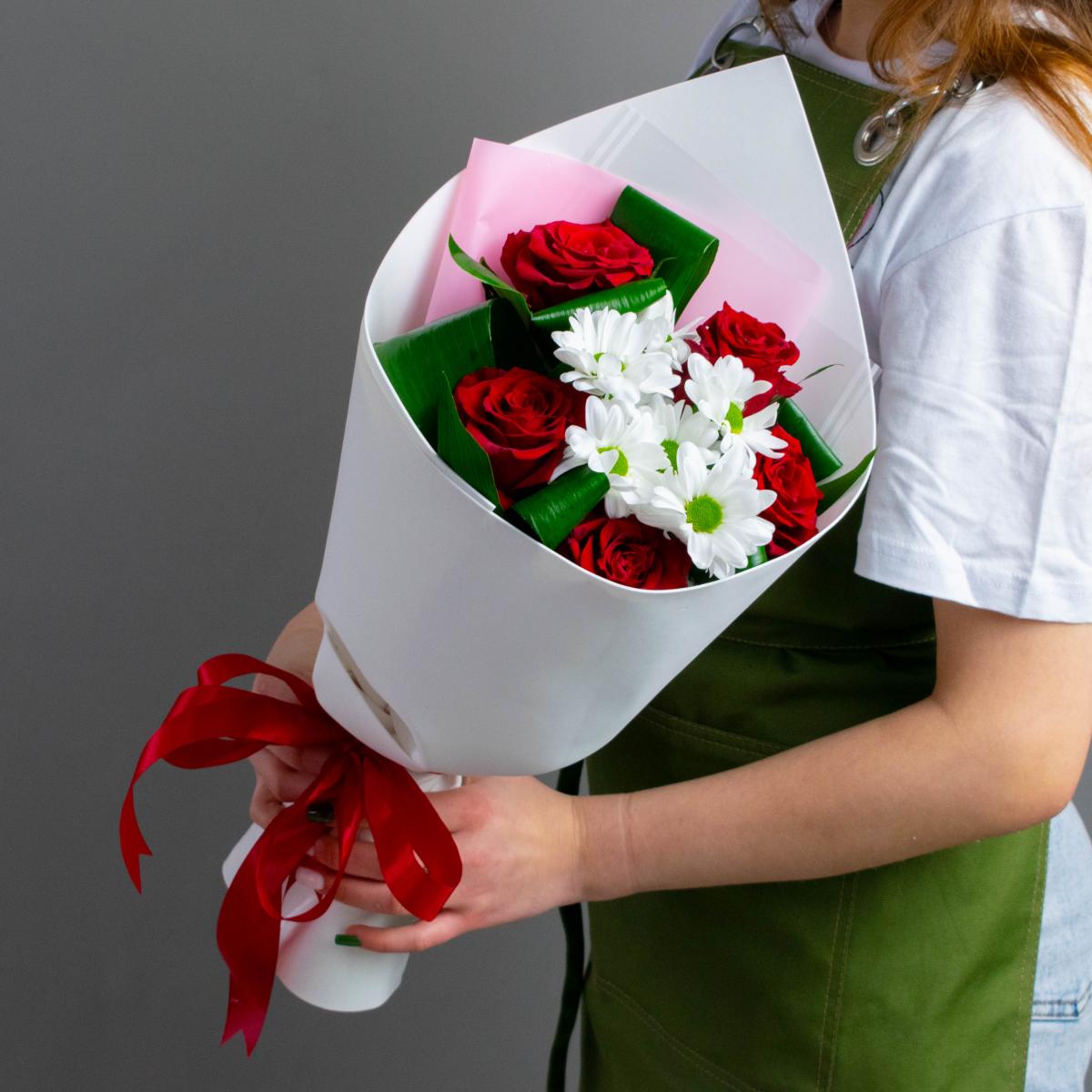 Букет из 5 красных роз с хризантемой